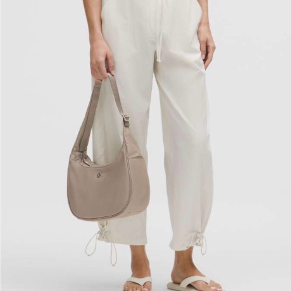 Lululemon City Essentials Shoulder Bag
4L Warm Ash Grey / Silver-NWT - Picture 3 of 12